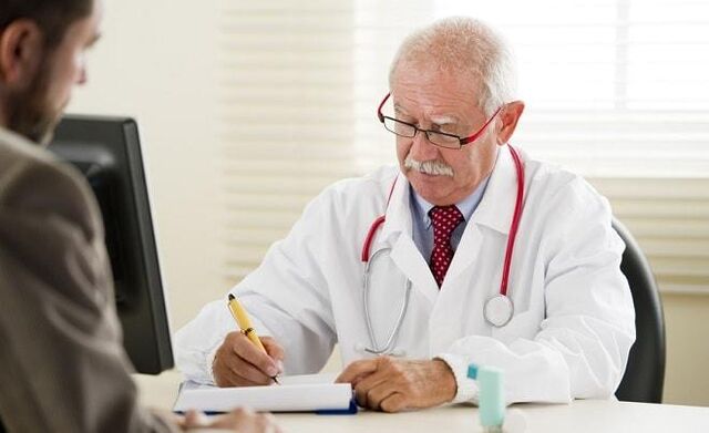 El médico prescribe pruebas al paciente para determinar el tipo de VPH en presencia de verrugas en el pene. 