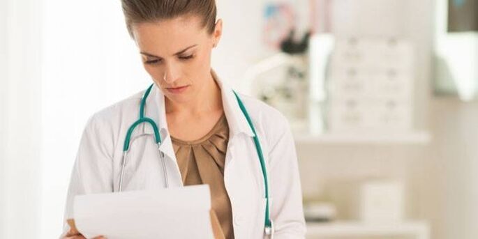 El médico examina las pruebas para diagnosticar el virus del papiloma.